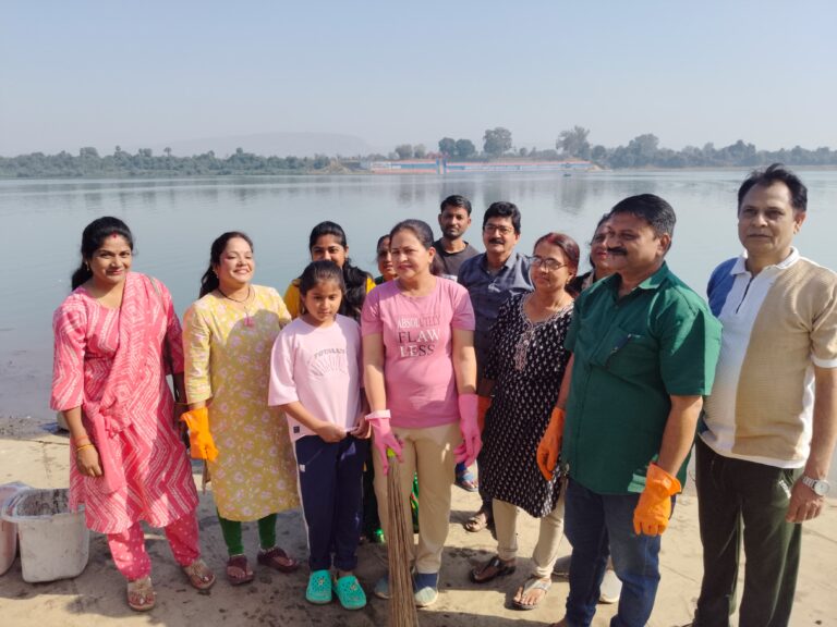 कायस्थ महासभा की अच्छी पहल, नर्मदा जीवनदायनी , हमने इन्हें ईश्वर का दर्जा दिया इसमें कचरा ना फेंके – आरटीओ अधिकारी निशा चौहान आरटीओ अधिकारी निशा चौहान