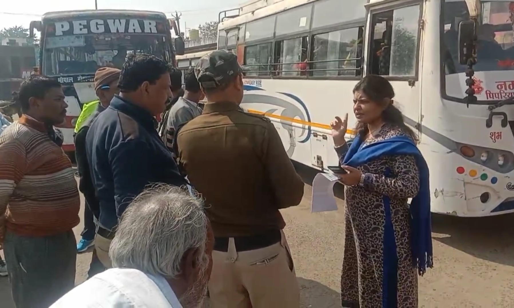 आरटीओ ने की वाहनों की सघन चेकिंग, बिना परमिट के बस जब्त