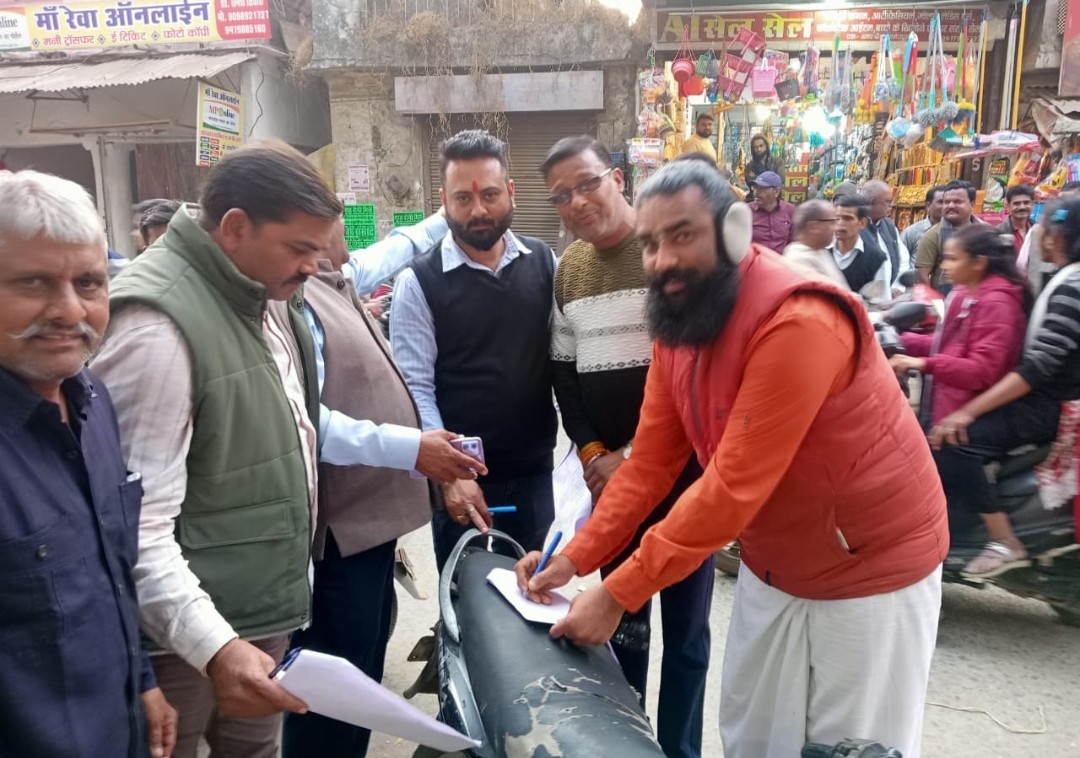नर्मदा में नाले के पानी को बंद कराने व्यापारी, समाजसेवी, मातृशक्ति सहित आमजन ने किए हस्ताक्षर, दो दशक से सिर्फ घोषणाएं