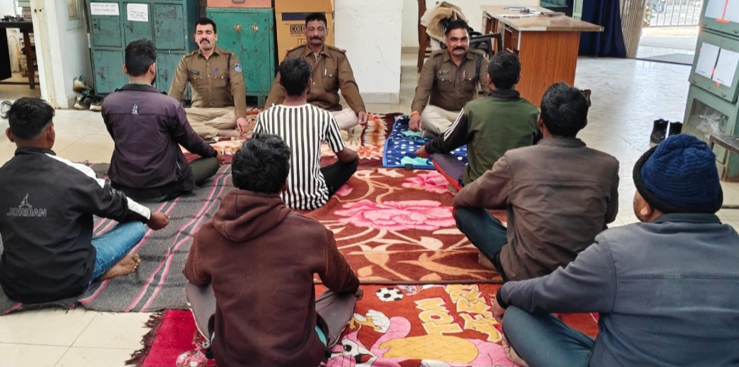 थाना सोहागपुर में आयोजित हार्टफुलनेस कार्यक्रम के अंतर्गत थाना स्टाफ के साथ, कांबिंग गस्त में पकड़े गए स्थाई एवं गिरफ्तारी वारंटियों भी हुए सम्मिलित