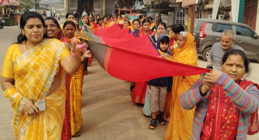 नर्मदा जन्मोत्सव पर मंगलवारा घाट पर माँ नर्मदा को चुनरी चढ़ाने के साथ अन्य कार्यक्रम आयोजित किए गए
