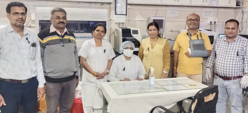 जिला अस्पताल के स्वास्थ्य कर्मियों ने काली पट्टी बांध कर किया काम