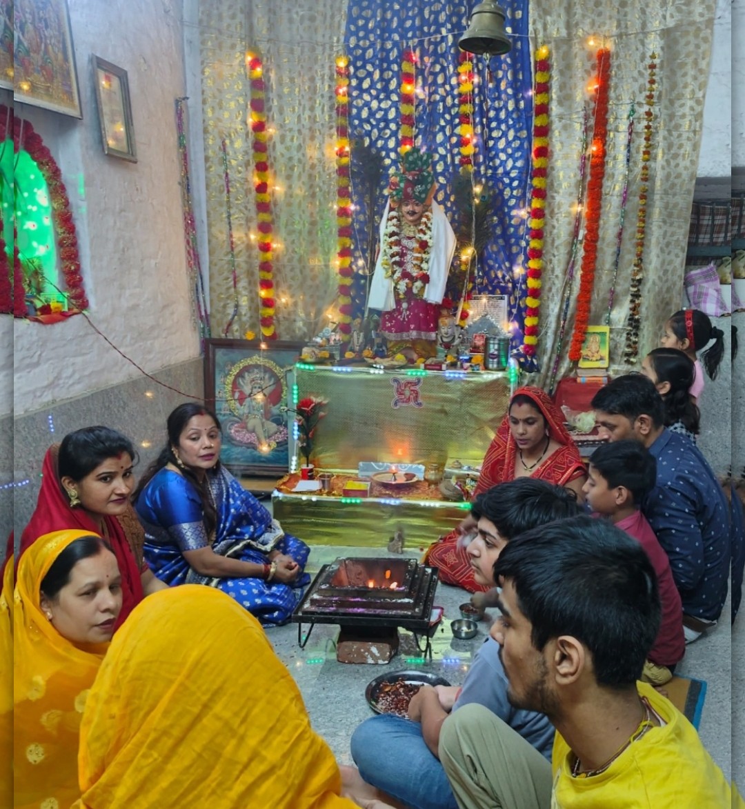 आस्था के केंद्र प्राचीन चित्रगुप्त मंदिर में गूंजा ‘जय भगवान चित्रगुप्त कलम-दवात पूजन के साथ लोक कल्याण की कामना