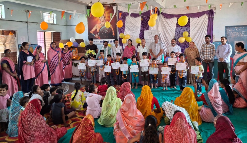 आंगनवाड़ियों के विद्यारंभ कार्यक्रम में जनप्रतिनिधियों ने बच्चों को दिए संस्कारों के संदेश