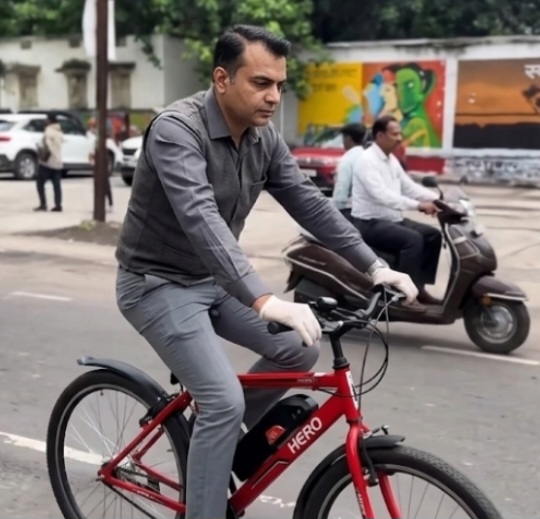 साइकिल पर आया संवेदनशील प्रशासन, VIP कल्चर से दूर, पर्यावरण और सादगी का संदेश लेकर नर्मदापुरम पहुंचे कलेक्टर सोमेश मिश्रा, सादगी की मिसाल: साइकिल से दफ्तर पहुंचने वाले आईएएस सोमेश मिश्रा अब नर्मदापुरम के नए कलेक्टर