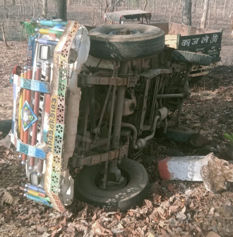 घाट पर पिकअप पलटने से गेहूं का बिखराव, वाहन चालकों को सावधानी बरतने की अपील