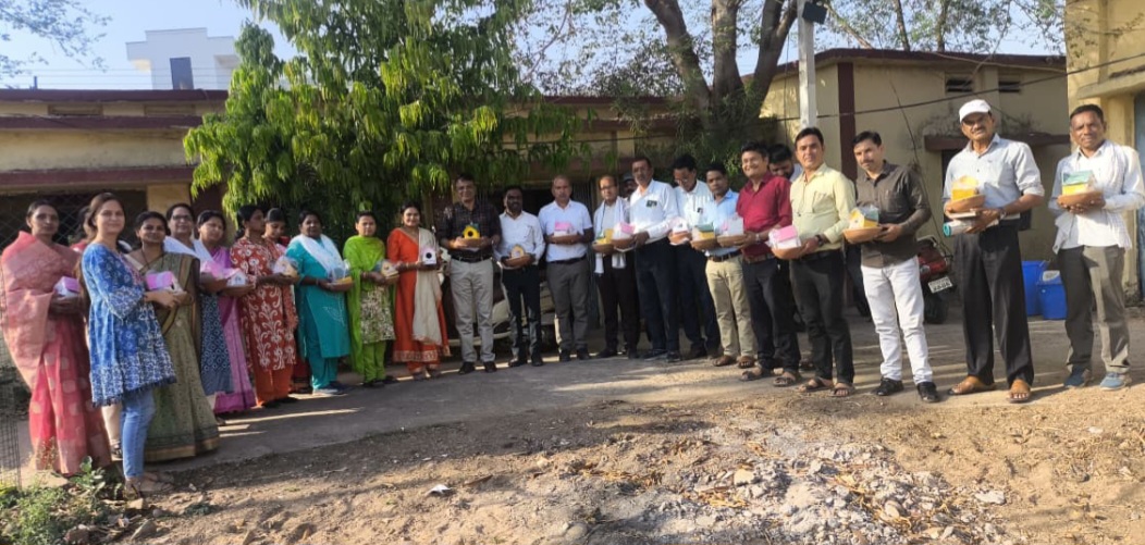 घर की छत पर पंछियों के लिए बनाई दाना-पानी की व्यवस्था, घोंसला बनाकर लौट आईं चिड़ियाँ