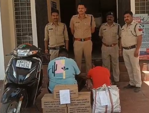 पिपरिया पुलिस ने स्कूटी से 60 लीटर शराब का परिवहन करते आरोपियों को किया गिरफ्तार, स्कूटी सहित शराब की जप्त