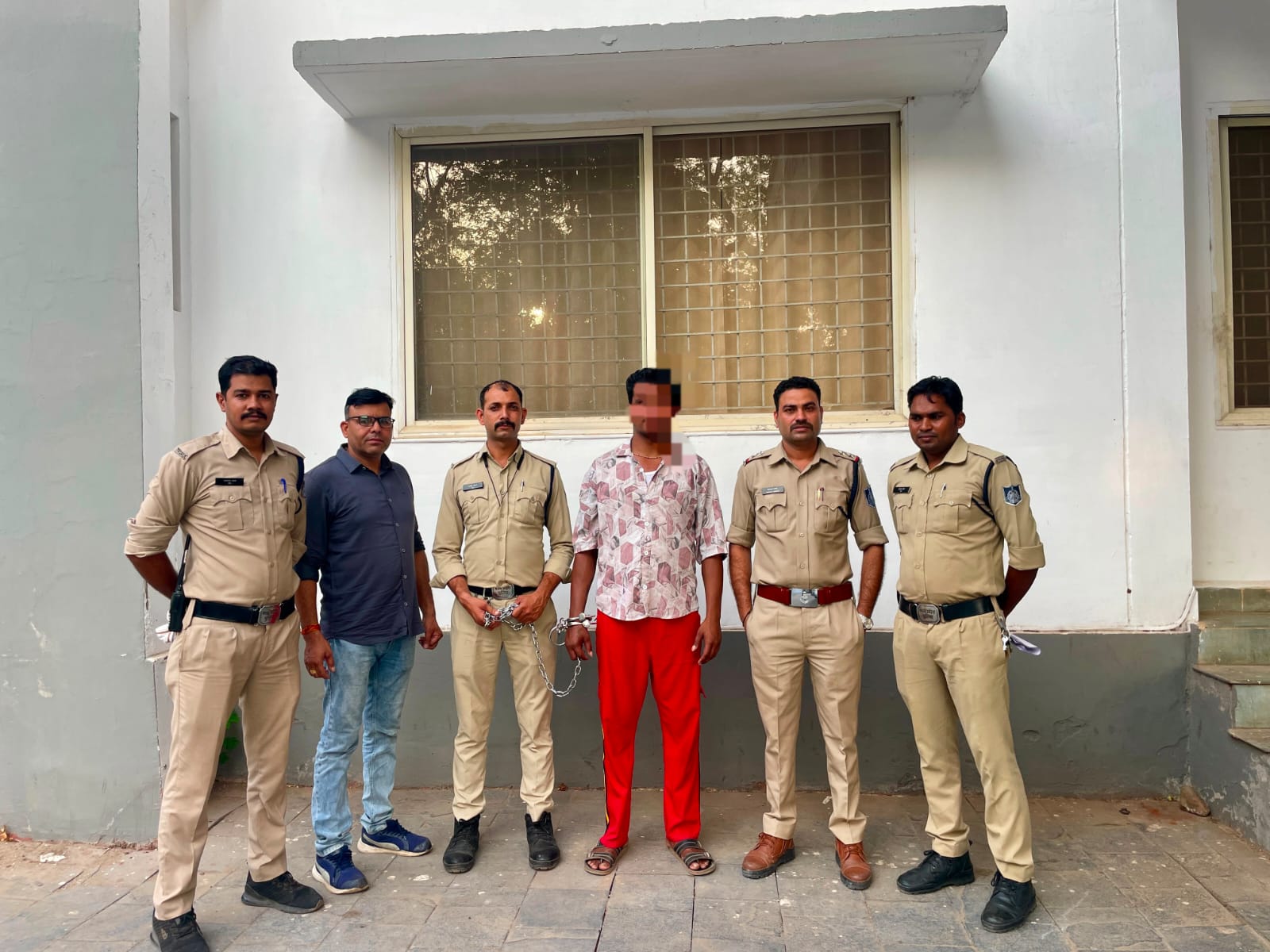 ग्वालटोली बजरंग चौक के पास से 129 लीटर अवैध शराब जप्त