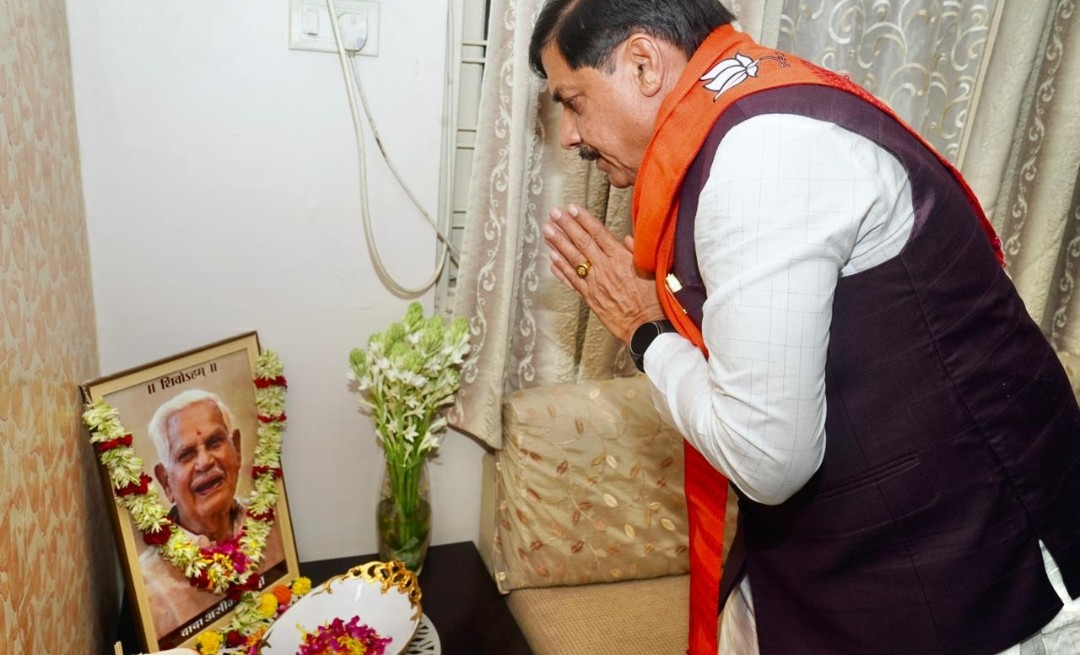 मुख्यमंत्री पहुंचे सतना,आरएसएस के प्रांत कार्यवाह श्री बनर्जी के पिता के निधन पर दी श्रद्धांजलि