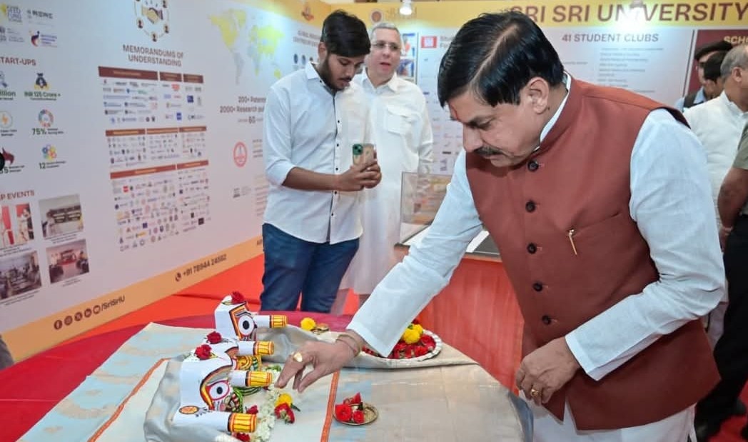 मुख्यमंत्री श्री यादव ने किया आर्ट ऑफ लिविंग आश्रम में प्रदर्शनी का अवलोकन