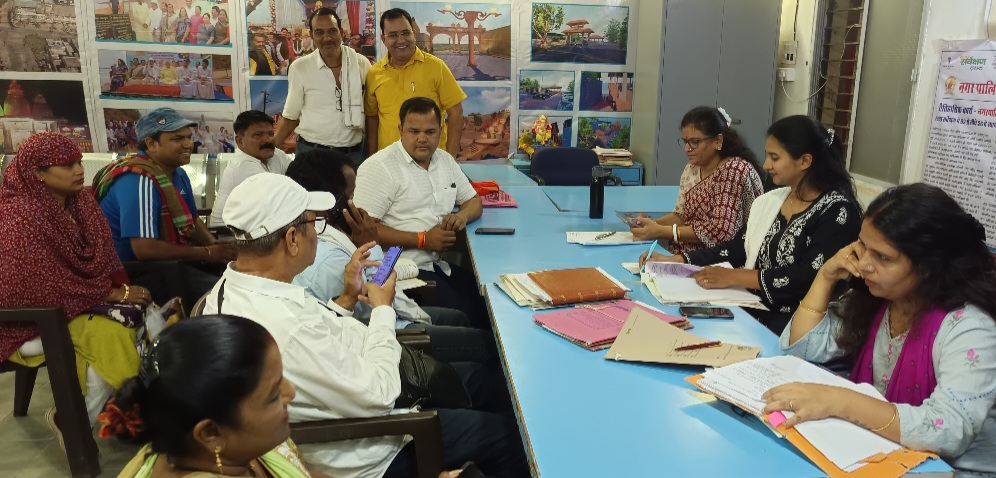 सीएमओ ने जनसुनवाई कर समस्याओं का किया समाधान, पीएम आवास की लिस्ट में नाम जोड़ने, राशन कार्ड से नाम समर्पण करने और नाली निर्माण की आई शिकायतें