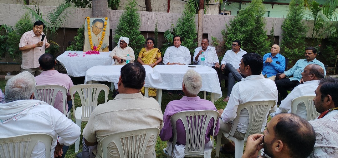 राजीव गाँधी की पुण्यतिथि पर उनके चित्र पर माल्यार्पण कर श्रद्धासुमन अर्पित किये