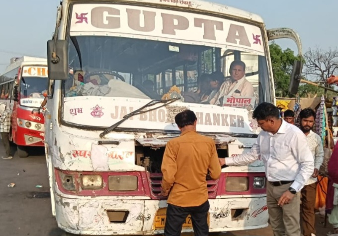 आरटीओ ने की बसों की जांच, बगैर टैक्स चुकाए चल रही बस पर एक लाख से ज्यादा का किया जुर्माना, 26 वाहनों को चेक किया, 6 वाहनों पर चालानी कारवाई कर 21 हजार वसूले
