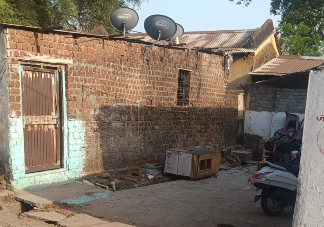 पशु अस्पताल परिसर जुमेराती में शासकीय भूमि पर फैल रहा अतिक्रमण, जमकर हो रहे कब्जे, परिसर में बनने लगे कच्चे पक्के मकान, अधिकारियों की मिलीभगत से इनकार नहीं, दोनों ओर से रास्ता किया बंद, जिम्मेदार बेखबर