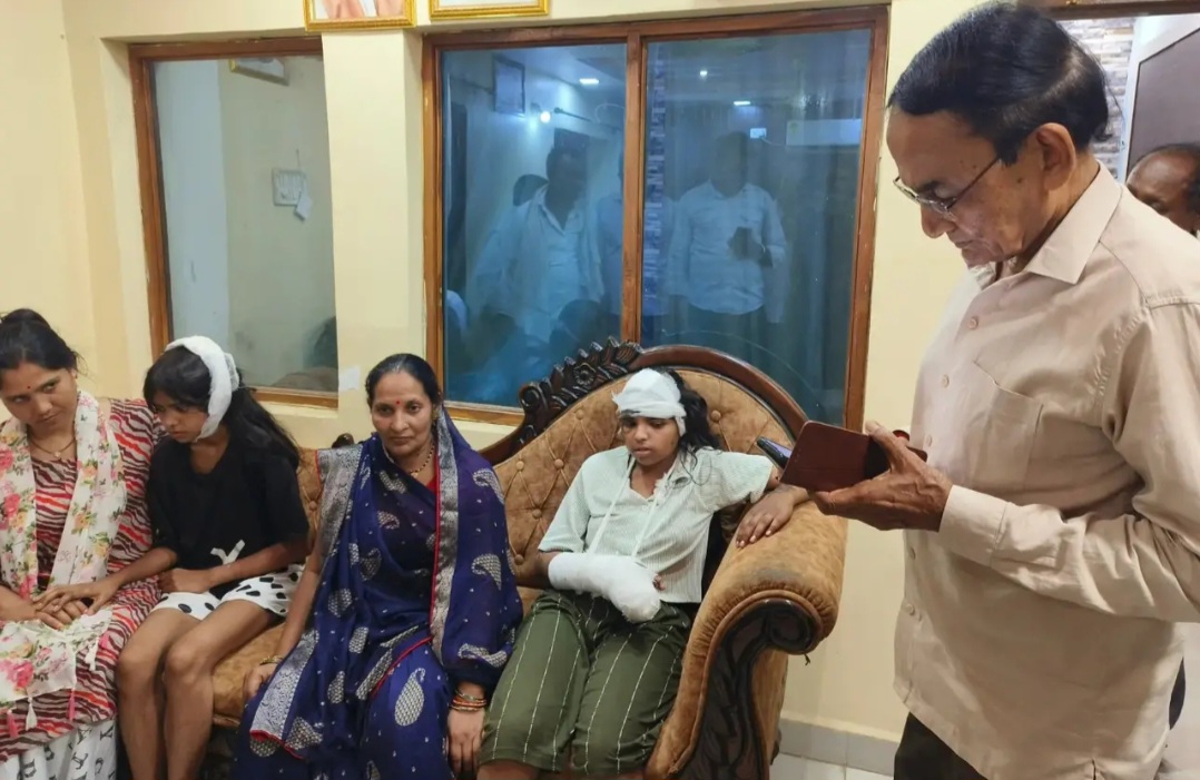 धामनिया की दो छात्राएं सड़क हादसे में घायल, विधायक प्रेमशंकर वर्मा ने दिए सख्त कार्रवाई के निर्देश, परीक्षा देकर घर लौट रही थीं प्रिया और दिया, लापरवाह वाहन चालक की टक्कर से हुईं घायल, हादसे के बाद क्षेत्र में चिंता, प्रशासन को दिए तत्काल निर्देश