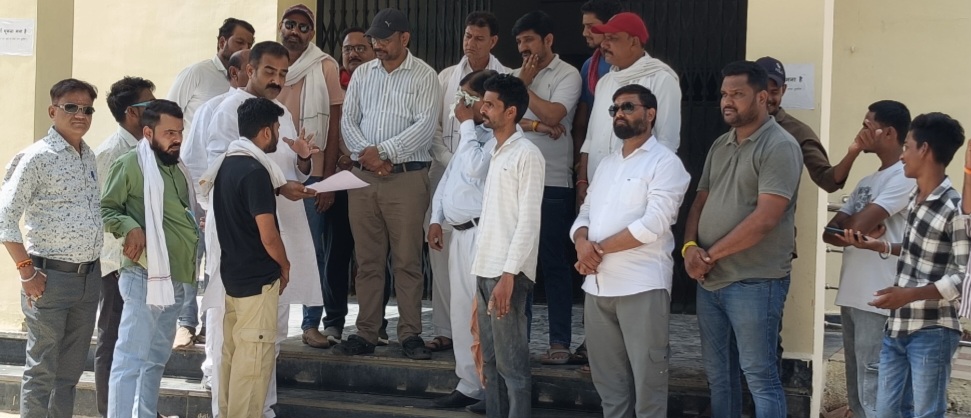 कांग्रेस IT सेल अध्यक्ष से मारपीट, पुलिस पर आरोपियों से मिलीभगत का आरोप, गांजा बिकने को लेकर सोशल मीडिया पर पोस्ट की थी तहसीलदार को गृहमंत्री के नाम सौंपा ज्ञापन