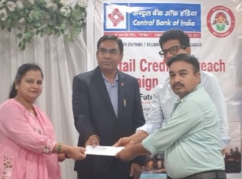 सेंट्रल बैंक आफ इंडिया ने लगाया रिटेल क्रेडिट आउटरीच कैंप, एलकेजी इंफ्रा के डायरेक्टर निपुण गोठी और क्षेत्रीय प्रमुख मुकेश चौधरी ने स्वीकृति पत्र वितरित किए