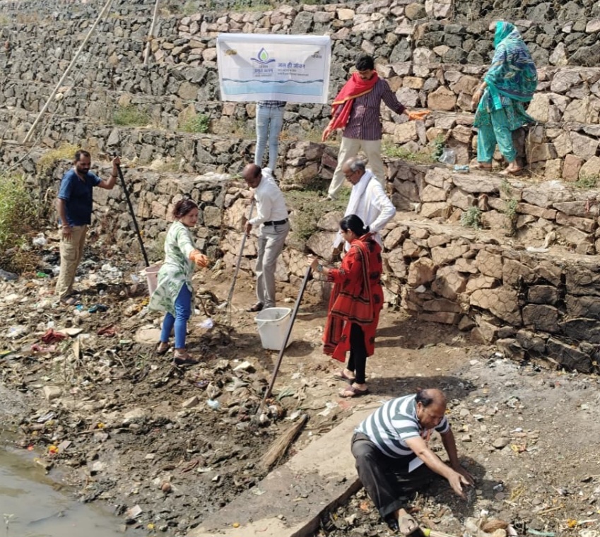अखिल भारतीय कायस्थ समाज ने चित्रगुप्त घाट पर की ‘नर्मदा सेवा’, मां नर्मदा की महिमा और स्वच्छता का दिया संदेश, नदी के आंचल और किनारों पर बिखरा कचरा किया साफ