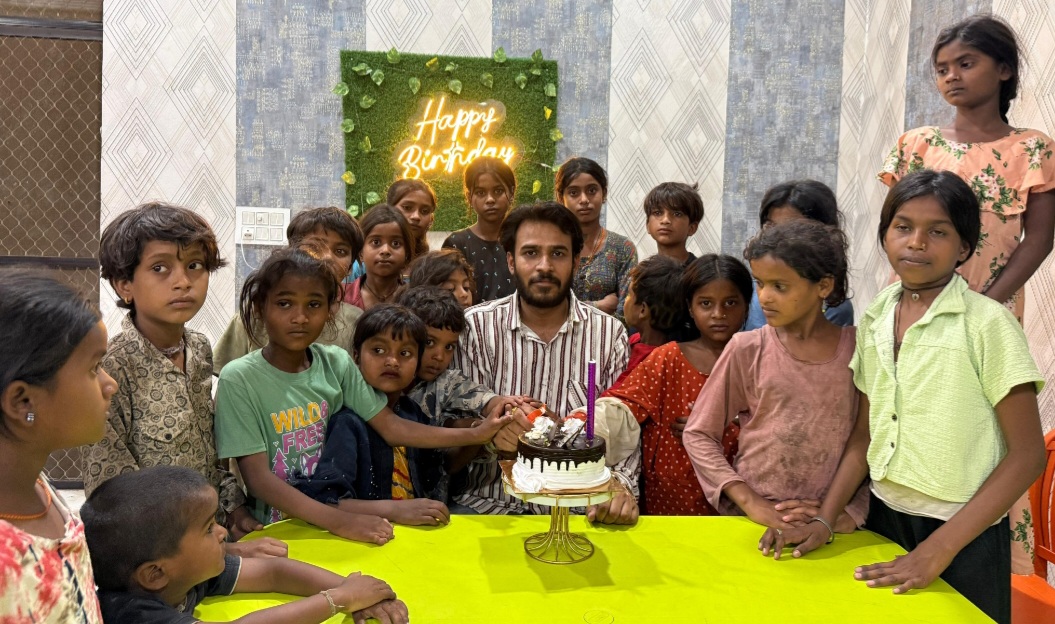 अनोखा जन्मदिन, जरूरतमंद बच्चों की मुस्कान बना राजा तिवारी का जन्मदिन, सेवा ही संकल्प के साथ जरूरतमंद बच्चों के साथ युवा समाजसेवी राजा तिवारी ने मनाया अपना जन्मदिन