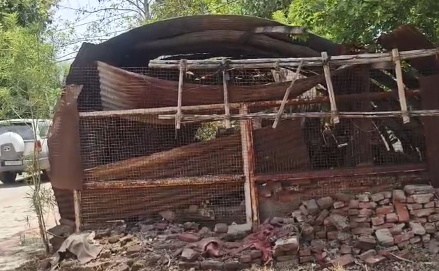 अंग्रेजों के समय का पुराना टीन सेट (अंग्रेजों का बारूद खाना) तोड़ने कि मांग तेज,जनसुनवाई में ज्ञापन सौंपा, 9 माह पूर्व जनसुनवाई में दिया आवेदन, आज तक नहीं हुई कोई कार्रवाई, पुनः मंगलवार जनसुनवाई दिया ज्ञापन