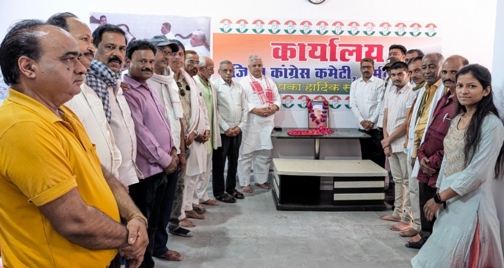 देश के प्रथम प्रधानमंत्री पंडित जवाहरलाल नेहरू की पुण्यतिथि के अवसर पर जिला कांग्रेस कार्यालय में उनके चित्र पर किए श्रद्धा सुमन अर्पित