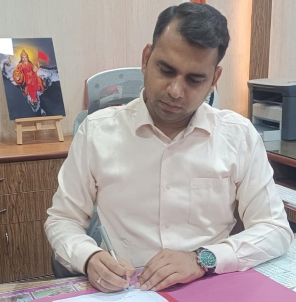 शासकीय कार्यों में लापरवाही किसी भी प्रकार से बर्दाश्त नहीं की जाएगी – कलेक्टर सोमेश मिश्रा, कलेक्टर ने कदाचरण एवं कृषकों से धोखाधड़ी की शिकायत पर राजस्व निरीक्षक को किया निलंबित