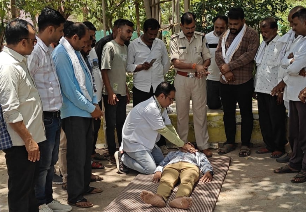 पुलिस थाना परिसर शिवपुर में डॉ. सुरेन्द्र कौशल (ए.एम.ओ.) द्वारा थाना प्रभारी के एन रजक की उपस्थिति मे समस्त थाना स्टाफ एवं स्थानीय नागरिकों को सी पी आर के महत्व एवं इसको देने के तरीके को समझाया
