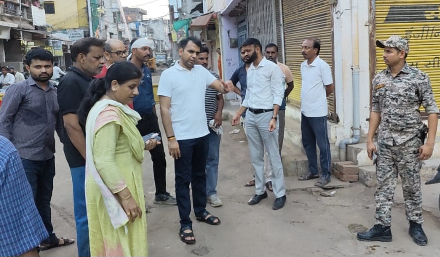 बारिश पूर्व पूर्ण किया जाए सड़कों का रेस्टोरेशन कार्य – कलेक्टर सोमेश मिश्रा, नर्मदा लोक निर्माण कार्य सतत गति से रहे सुचारू, कलेक्टर श्री मिश्रा ने किया सड़क रेस्टोरेशन एवं नर्मदा लोक निर्माण कार्यों का निरीक्षण