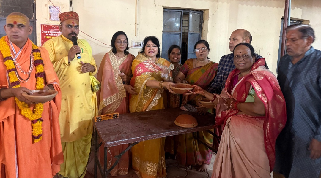 सर्वजन कल्याणार्थ श्री लक्ष्मी नारायण यज्ञ, यज्ञ महिमा संतो द्दारा प्रवचन के आयोजन में समस्त श्रद्धालुओं को आदर्श महिला क्लब एवं मॉं नर्मदा सहयोग संस्था के सदस्यों ने पंछियों की रक्षा हेतु माटी के सकोरे वितरित किये