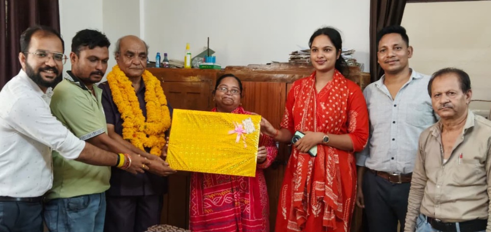 जनसंपर्क कार्यालय में अधिकारी एवं कर्मचारियों ने दी सिनेमा ऑपरेटर श्री शर्मा को विदाई, रविन्द्र शर्मा निष्ठावान कर्मचारी रहे – रश्मि देशमुख