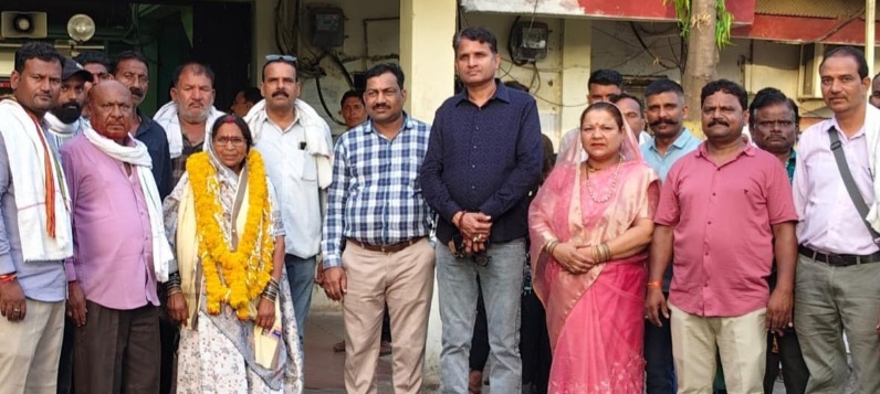 नपा के दो कर्मचारी सेवानिवृत्त, दी भावभीनी विदाई, सीएमओ और विधायक प्रतिनिधि ने किया साल श्रीफल से सम्मान