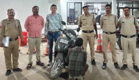 इटारसी पुलिस ने चोरी गई स्कूटी को किया जप्त