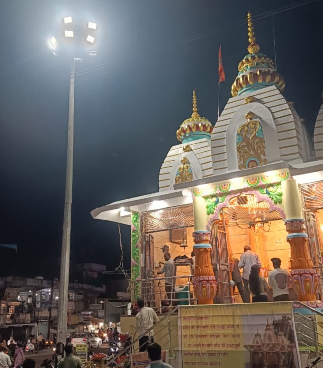 हाईमास्ट लाइट से जगमग हुआ मीनाक्षी चौक, बढ़ी चौक और मंदिर की खूबसूरती