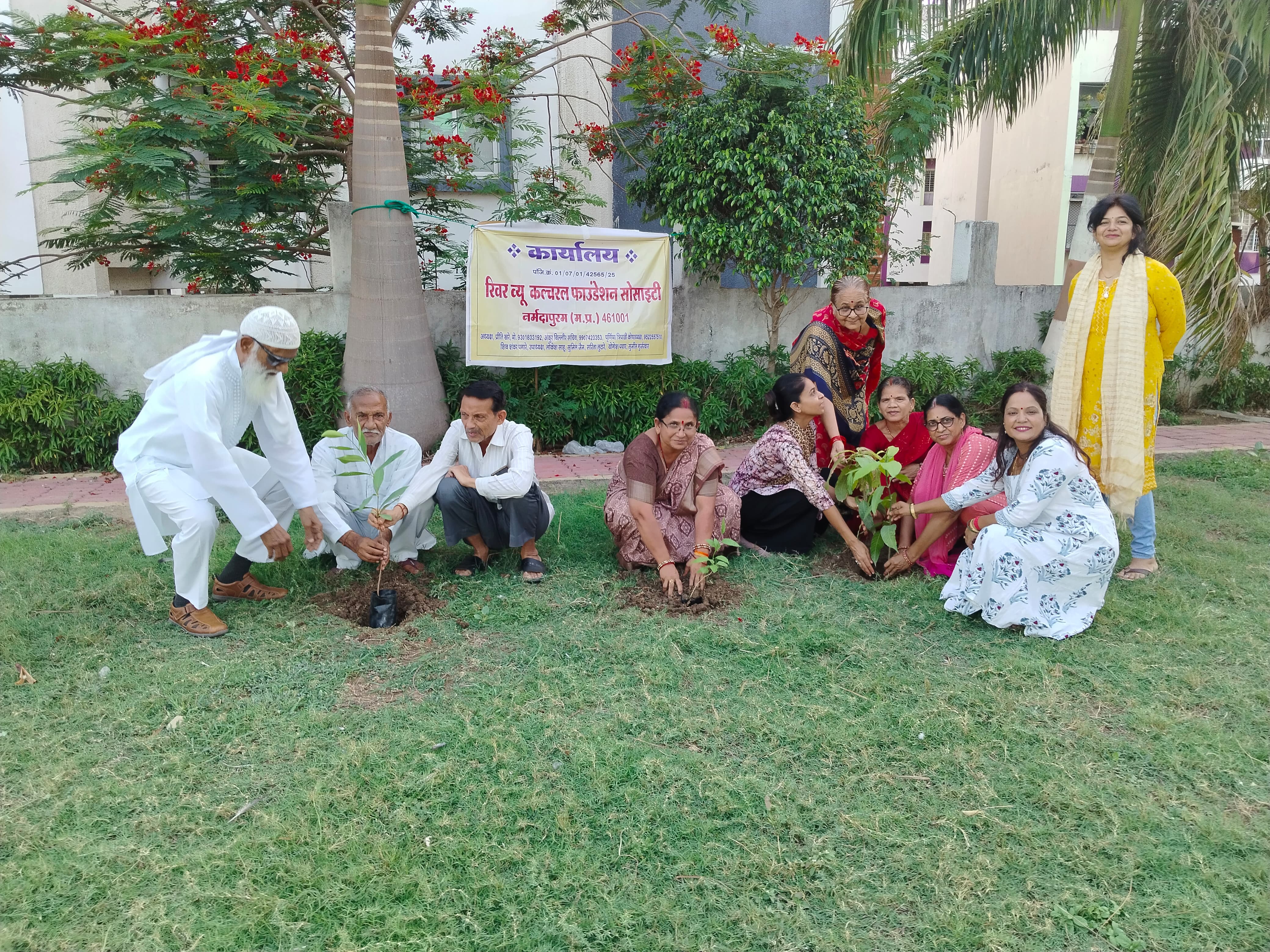 विश्व पर्यावरण दिवस पर रिवर व्यू कल्चरल फाउंडेशन सोसाइटी के सदस्यों ने लगाए फल और छायादार पौधे