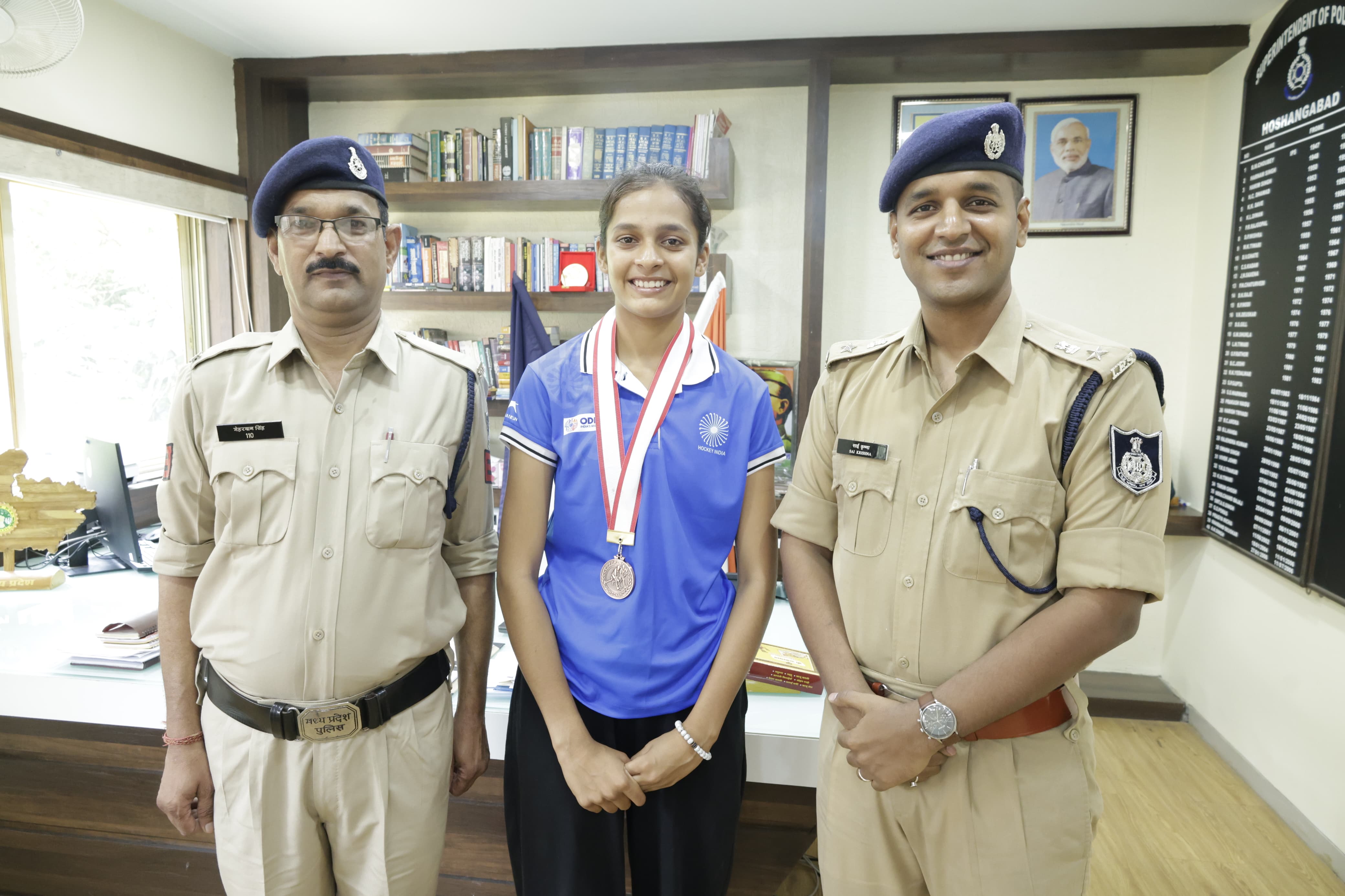 प्रधान आरक्षक श्री परिहार की सुपुत्री महक में जापान में हॉकी टूर्नामेंट में जीता कांस्य पदक , एसपी ने किया सम्मानित