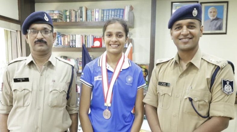 पुलिस में पदस्थ प्र. आर. मेहरबान सिंह परिहार की सुपुत्री महक परिहार ने जापान में आयोजित अंतर्राष्ट्रीय अंडर 18 महिला हॉकी टूर्नामेंट में जीता कांस्य पदक, पुलिस अधीक्षक द्वारा किया सम्मानित