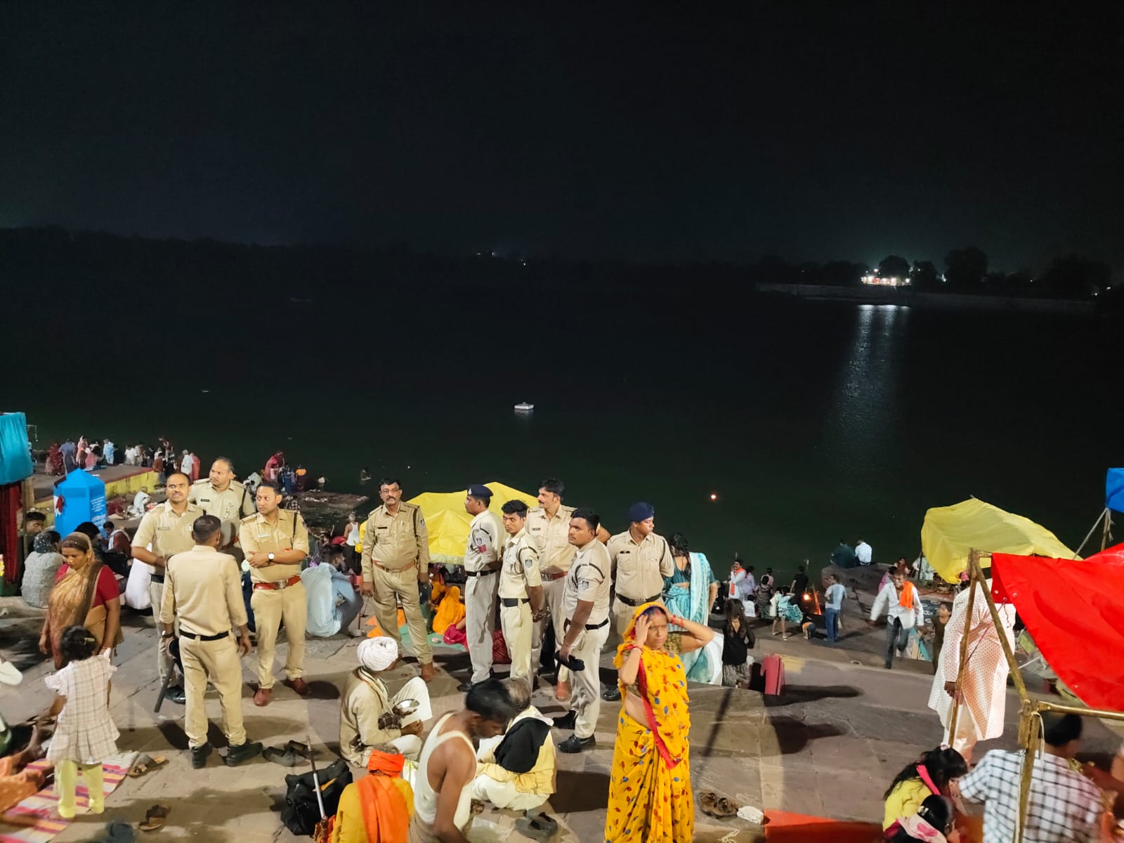 थाना प्रभारी श्री बुंदेला ने सेठानी घाट सहित किया शहर का भ्रमण , देखी सुरक्षा व्यवस्थाएं