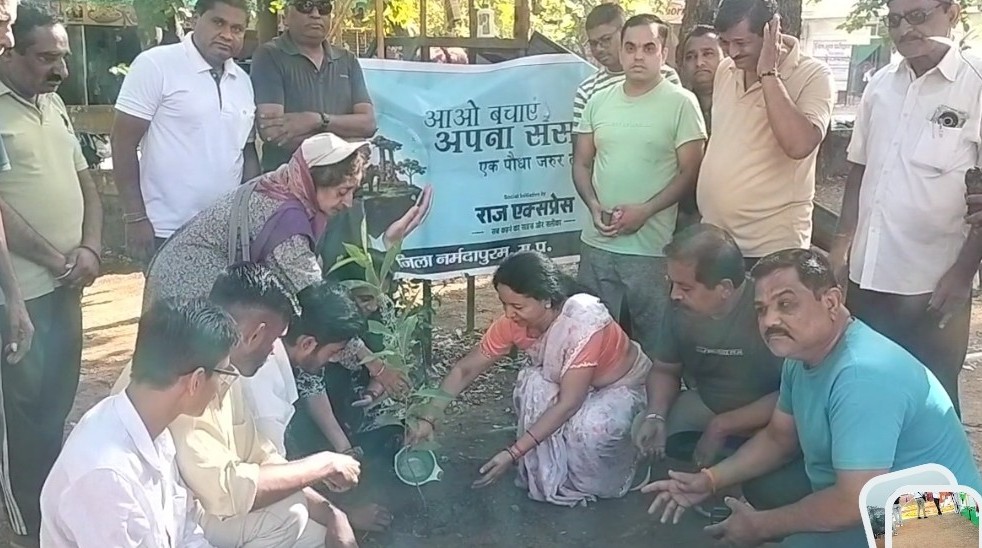 विश्व पर्यावरण दिवस पर राज एक्सप्रेस की टीम ने किया पौधारोपण, देखभाल का लिया संकल्प