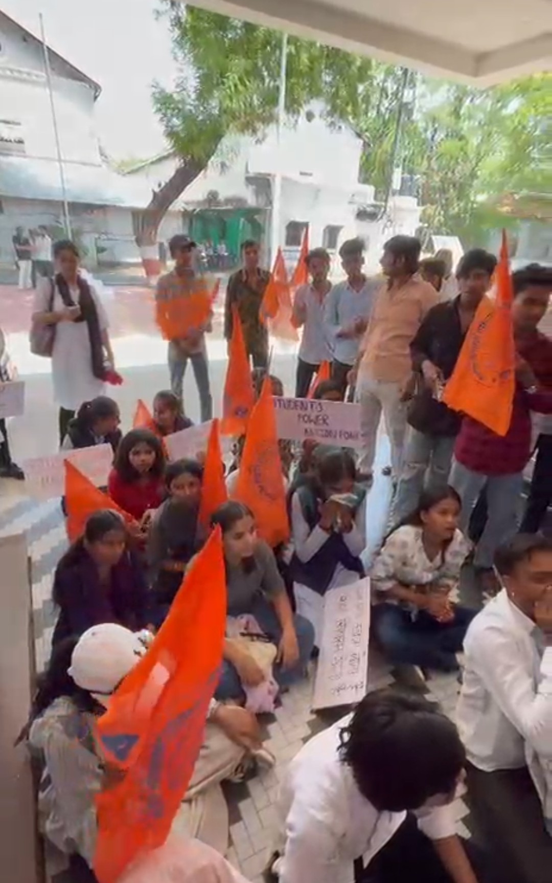 नर्मदा महाविद्यालय में बीए एलएलबी कोर्स बंद करने के विरोध में एबीवीपी ने किया प्रदर्शन
