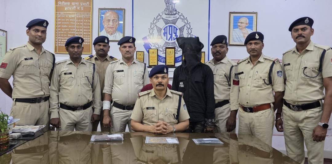 ट्रेनों में चोरी करने वाले शातिर बदमाश को दबोचा, 8 लाख 52 हजार का सामान जब्त