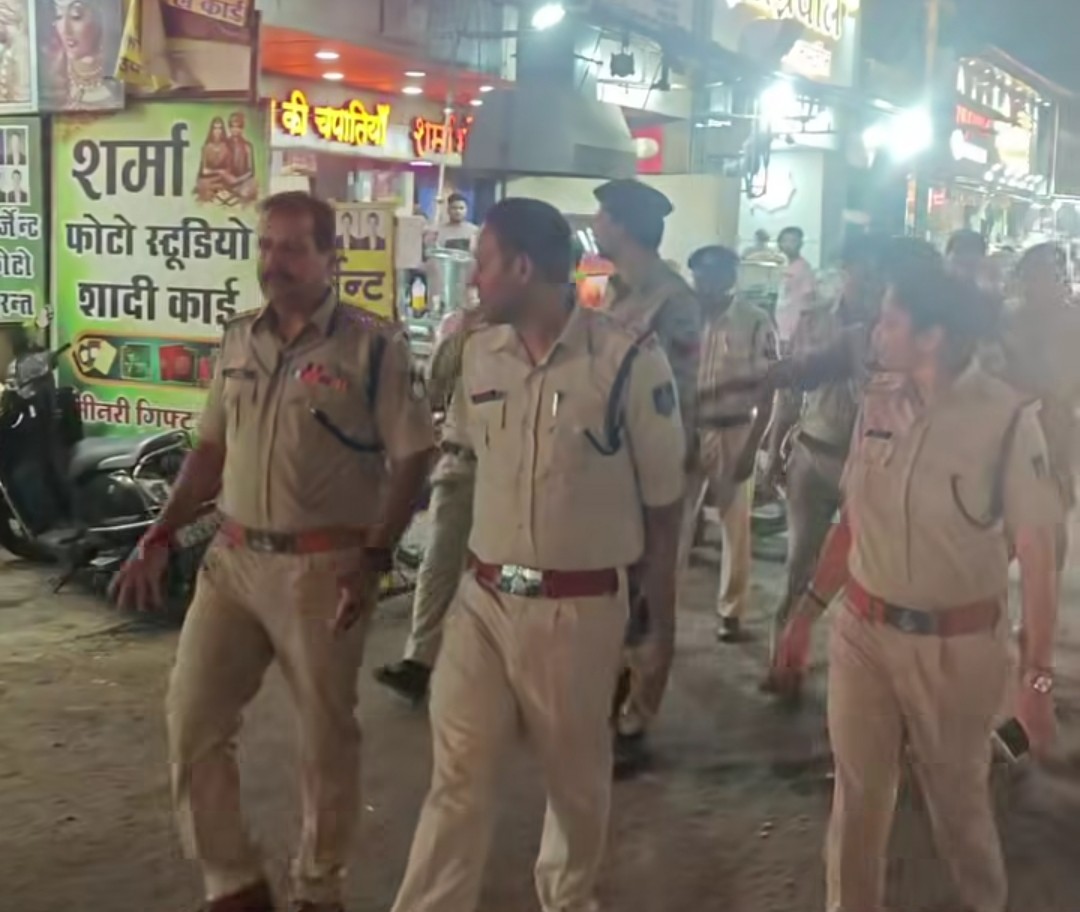 एसपी ,एएसपी के निर्देश पर टीआई और डीएसपी यातायात ने बाजार क्षेत्र में यातायात व्यवस्था देखी, दी समझाइश