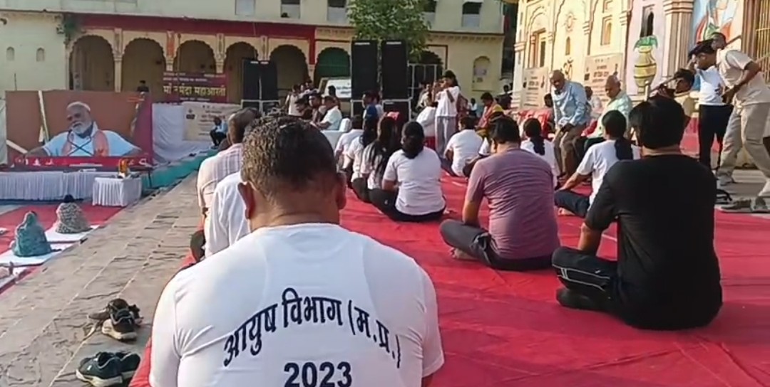 अंतरराष्ट्रीय योग दिवस पर कलेक्टर, एसपी, जनप्रतिनिधि , ट्रस्ट सहित कर्मचारी , विद्यार्थियों और आम जन ने किया योग सभी ने कहा करें योग रहें निरोग