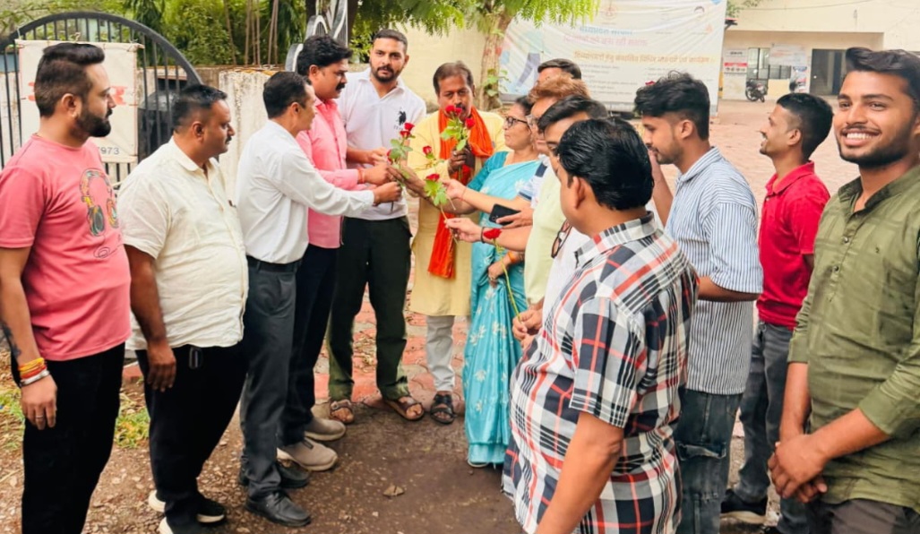 मुख्यमंत्री की अभद्र भाषा के विरोध में गांधीवादी तरीके से किया प्रदर्शन