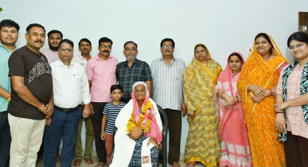 कायस्थ परिवार समिति सिवनीमालवा ने वरिष्ठ महिला का सम्मान किया