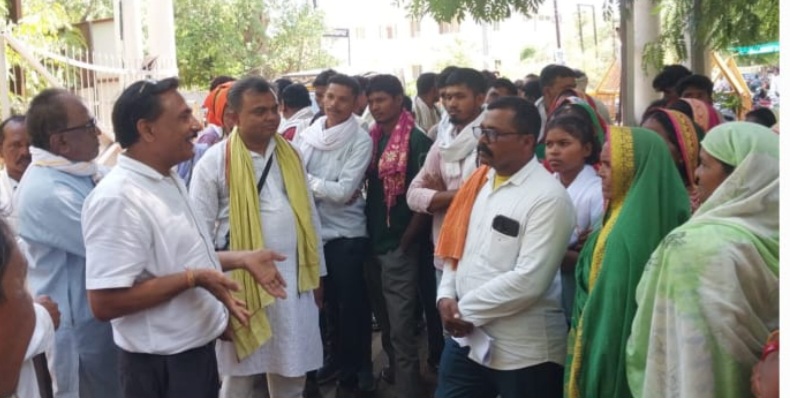 जल, जंगल, जमीन के लिए परेशान आदिवासियों को शीघ्र स्थापित किया जाए – रावत