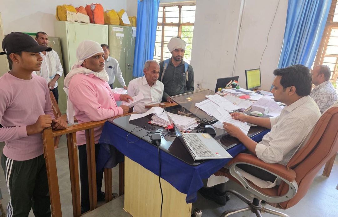 राजस्व प्रकरणों के त्वरित निराकरण से आमजन को मिल रही राहत, तहसील डोलरिया में एक वर्ष में 400 नामांतरण, बंटवारा एवं सीमांकन प्रकरणों का हुआ निपटारा