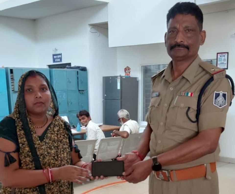 थाना सोहागपुर पुलिस ने गुम हुए मोबाईल को ढूंढ़कर लौटाया