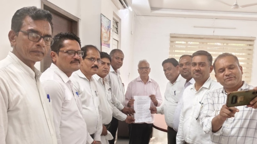 तहसील कार्यालय वर्तमान स्थान से अन्यत्र स्थानांतरित नहीं करने दिया ज्ञापन