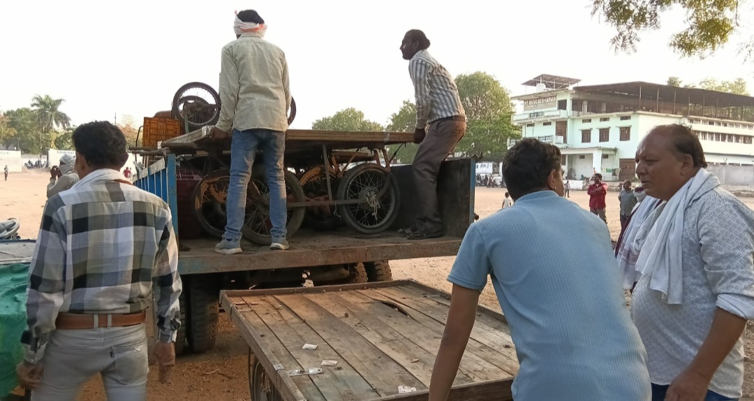 सीएमओ के निर्देशन में अतिक्रमण दल सक्रिय, मार्ग अवरूद्ध करने पर किए 10 ठेले जब्त, 1500 का जुर्माना, सतरस्ता, ग्वालटोली पुलिया, बालागंज रोड से हटाए फल एवं सब्जी विक्रेता